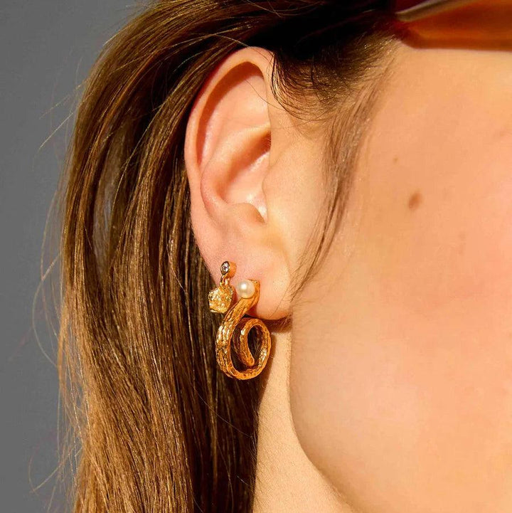 Hultquist Copenhagen Lainey Petite gold plated earrings are worn, organic shape and golden color. Model S08610G-2