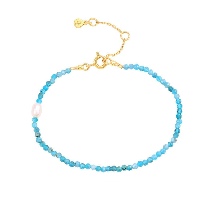 Hultquist Copenhagen Wren Perle Bracelet with blue pearls, white freshwater pearl and gold clasp. Model S08580G-1.