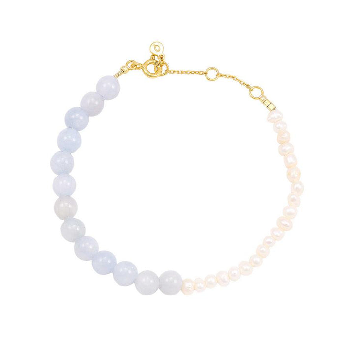 Hultquist Fabienna Bracelet with light blue pearls, white freshwater pearls and gold-coloured chain. Model S08530G-1