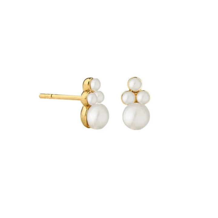 Jeberg Jewelery Cordelia Pearly Stud shows small stud earrings in gold with three white pearls. Model 52710-1