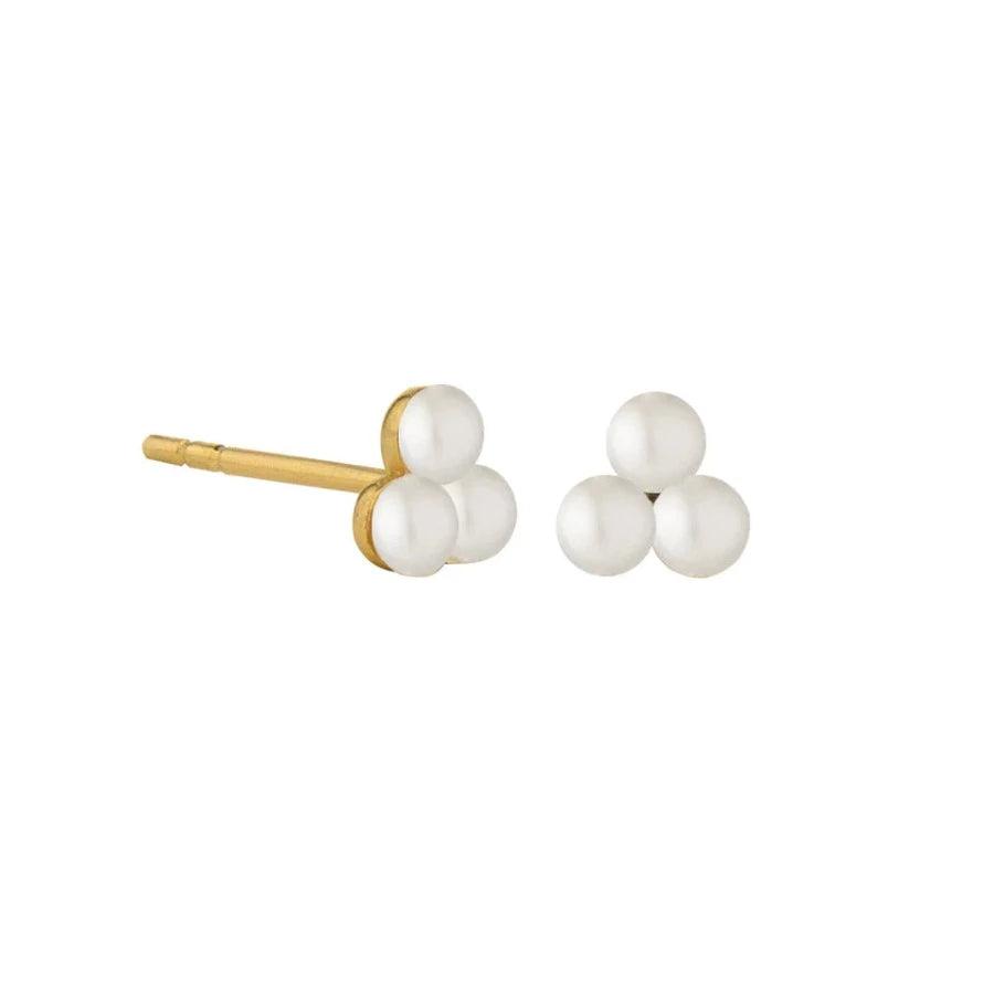 Jeberg Jewelery Cordelia Triple Pearl Stud, fine earrings in gold with three white pearls. Model 52715-1.