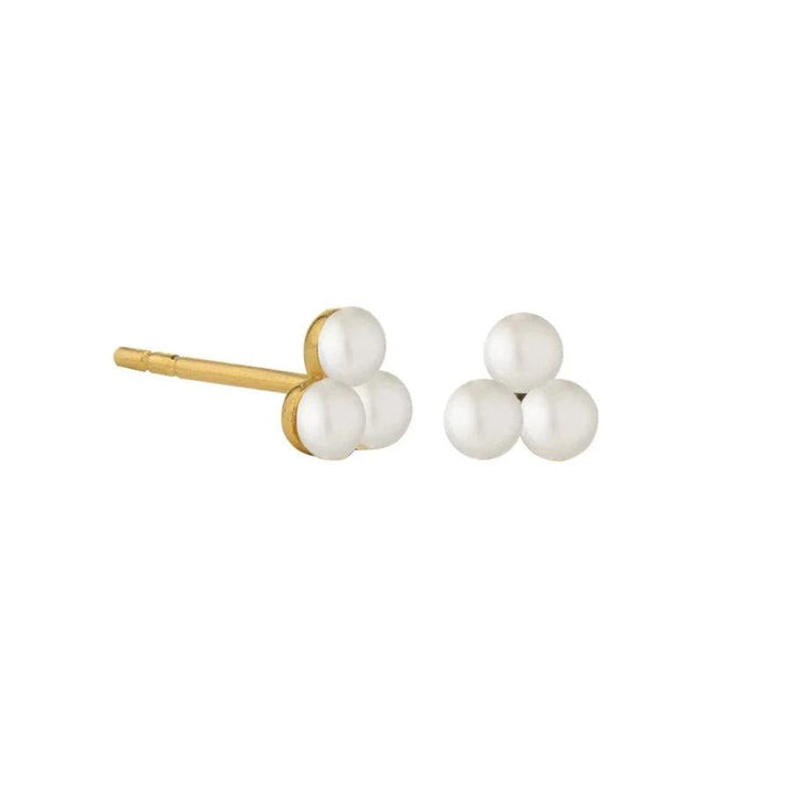 Jeberg Jewelery Cordelia Triple Pearl Stud, fine earrings in gold with three white pearls. Model 52715-1.