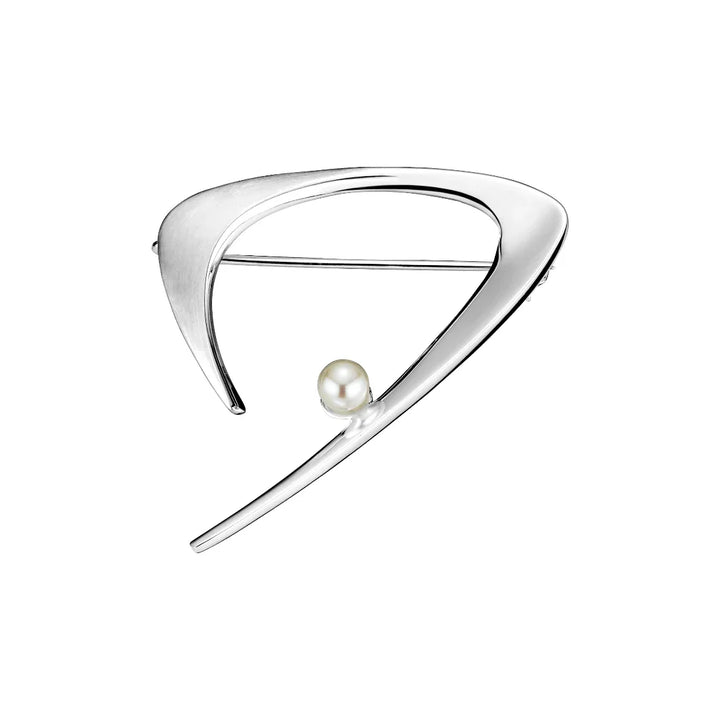Lund Copenhagen silver brooch with pearl, elegant triangular design in shiny silver with white pearl. Model 9041134-33-1