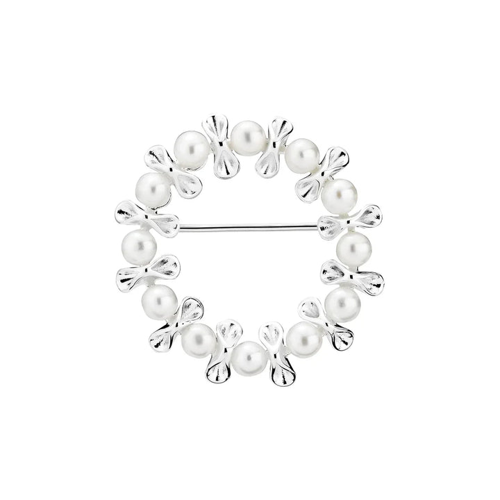 Lund Copenhagen silver brooch with pearls, round and elegant in shiny silver with white pearls. Model 9041272-33-1