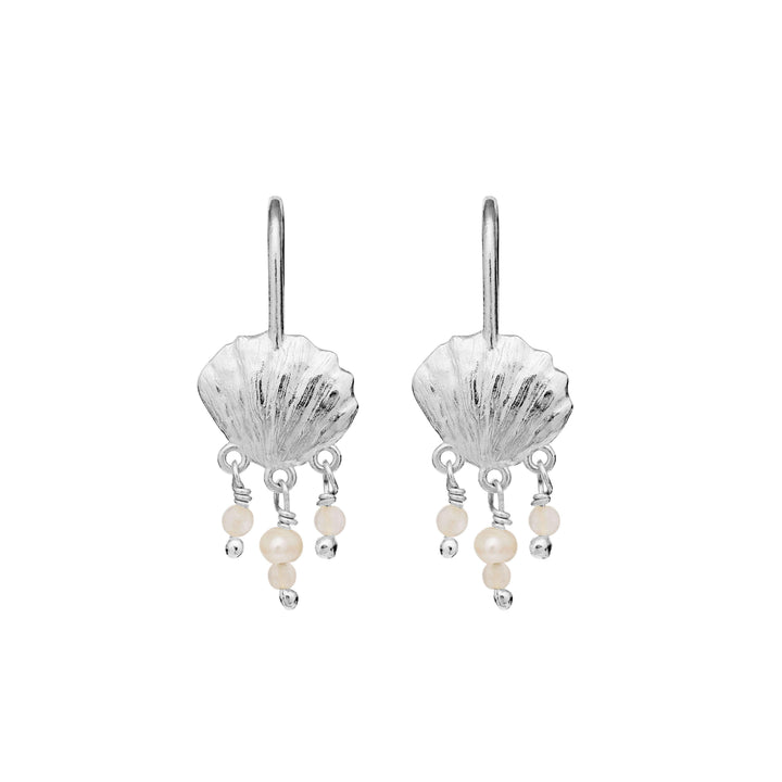 Maanesten Alana silver earrings with seashell motif, detailed pearls hanging. Model 9987c-2
