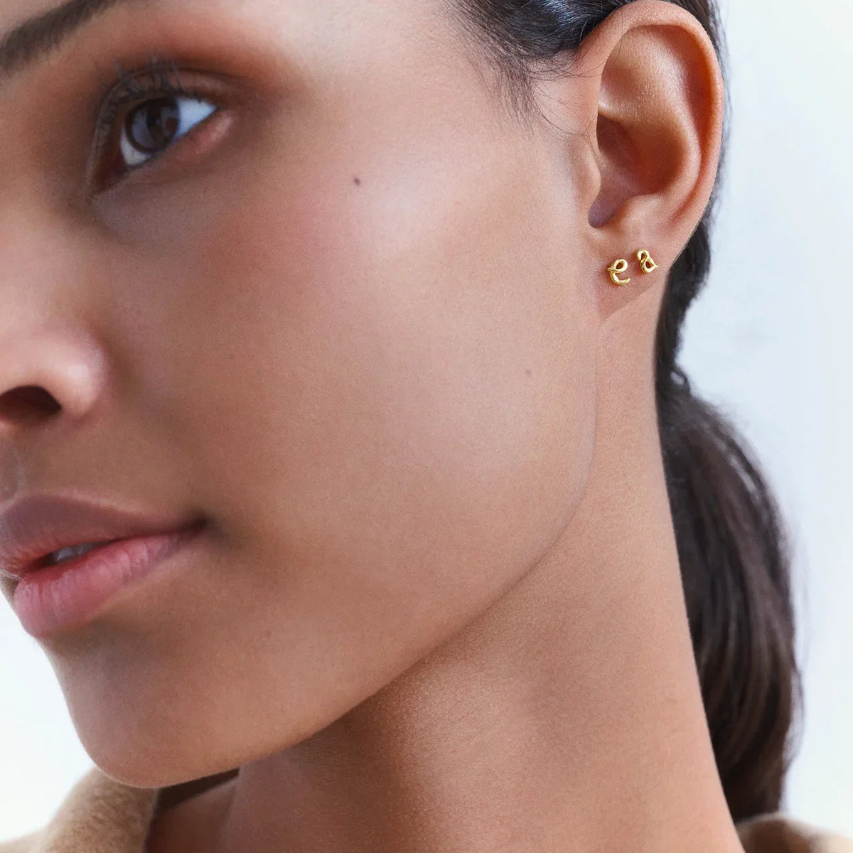 Maanesten Alphabet Single Letter Earring AW In gold-plated appears worn in the ear, elegant gold look. Model 101a-alphabet-001-1