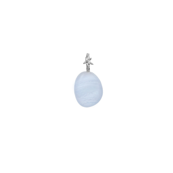 maanesten-blue-lace-air-spirit-pendant-vedhaeng-solv shows a pendant in silver with a bluish stone on a white background. Model 2831c-1