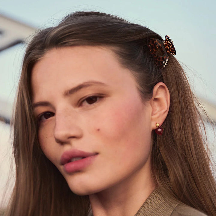 Maanesten Cerys Hair clip Leopard Valentine shows model with brown hair clip in tortoise pattern and crystals. Model 2026-4205-2