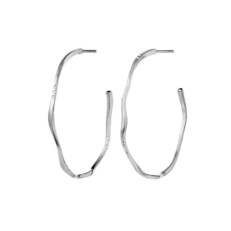 Maanesten Echo Grande Hoops 43mm in silver, sculptural earrings with wavy design. Model 9863c-9863c-1.