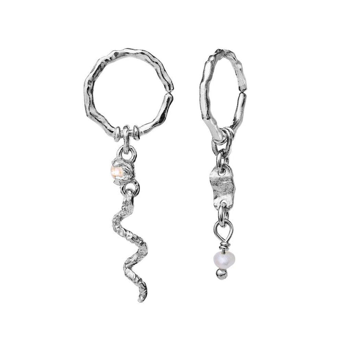 Maanesten Evelyn Earrings in silver with organic shapes, one with a twisted pendant and one with a pearl. Model 9749c-9749c-2
