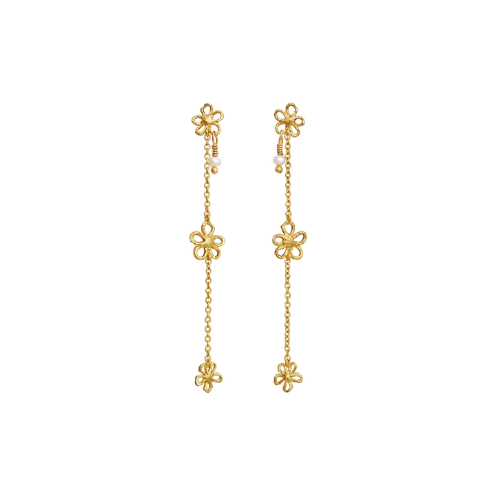 Maanesten Felixa gold-plated earrings with flowers and pearl details on a black background. Model 10094a-1
