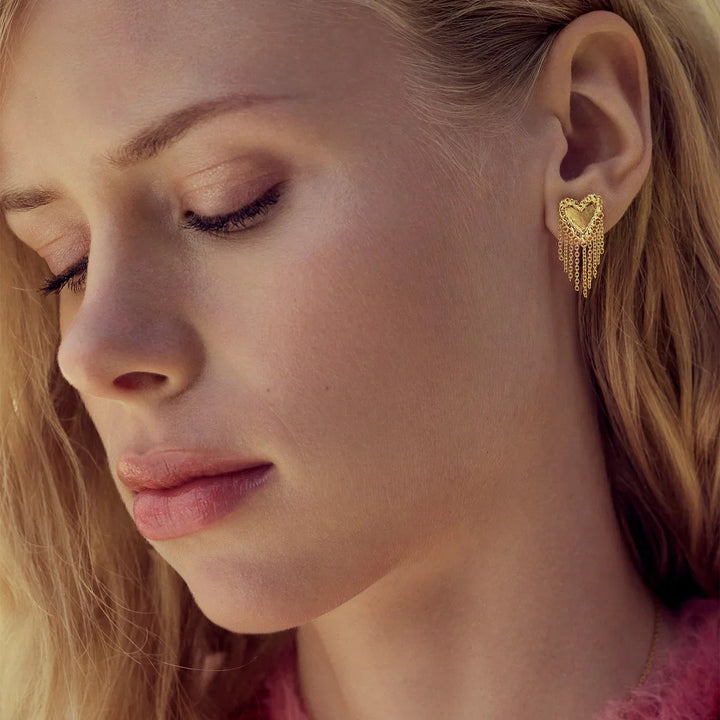 maanesten-giulietta-gold-plated-heart-earrings show elegant gold heart-shaped ear studs with chain detailing. Model 10052a
