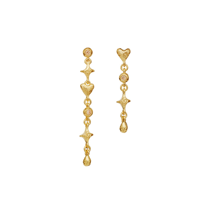 maanesten-isidora-gold-plated-earrings-with-hearts, asymmetric earrings in gold with hearts and drops. Model 10000a