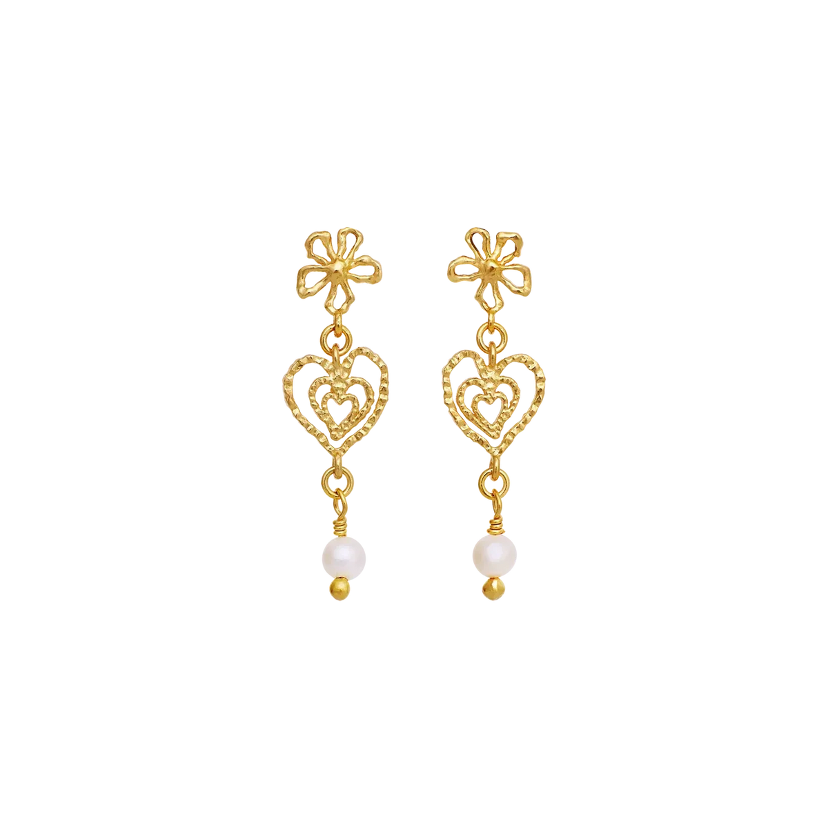Maanesten Izabel gold-plated heart earrings with flower detail and pearl, Model 10097a-1.