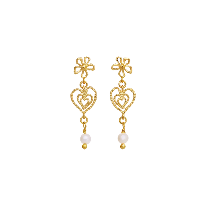 Maanesten Izabel gold-plated heart earrings with flower detail and pearl, Model 10097a-1.