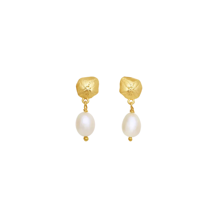Maanesten Kioku gold-plated earrings with pearls, elegant and organic shapes in gold and white. Model 10099a-1