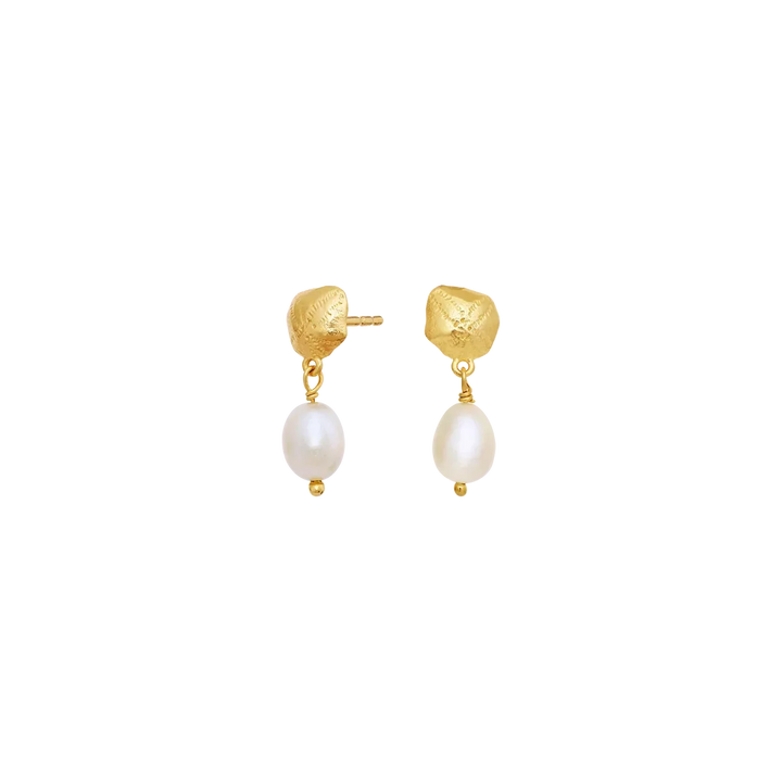 moonstone-kioku-gold-plated-earrings-with-beads, elegant earrings with white freshwater pearls and matte gold look. Model 10099a