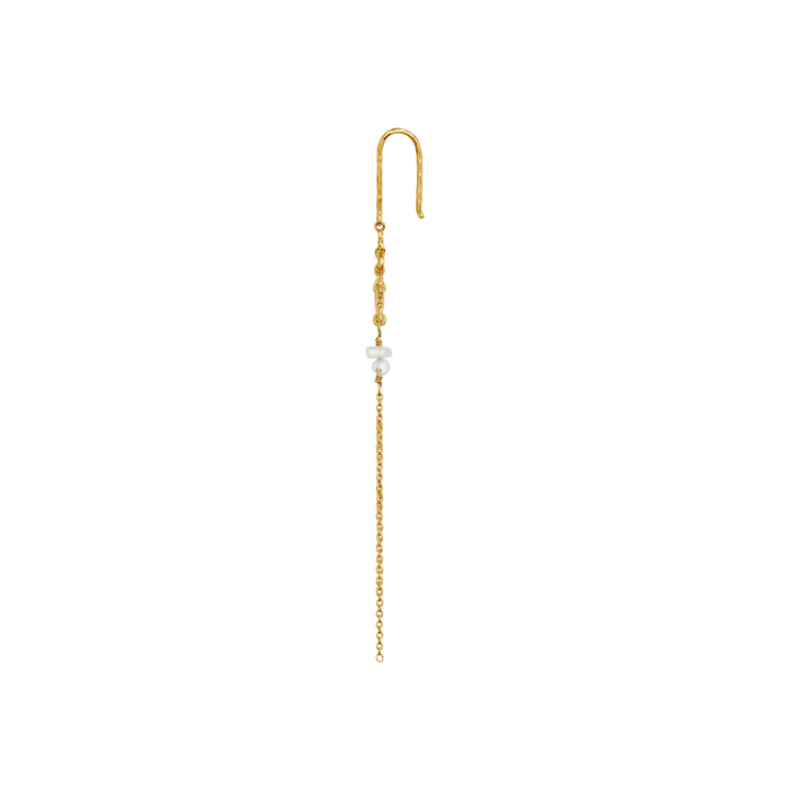 Maanesten Livia Single Chain Earring gold-plated is shown in close-up, elegant gold chain with pearl detail. Model 10120a