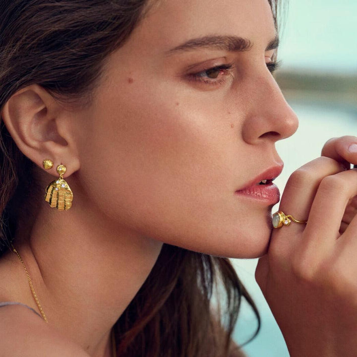 Maanesten Lorelei ring gold-plated on model, closeup of hand and profile, model 98401