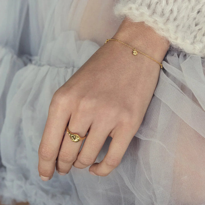 maanesten-magdalena-gold-plated ring on a woman's hand, organic gold ring in an elegant and soft style. Model 4871a-001