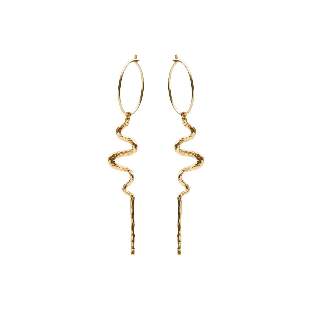 Maanesten Mia Creol gold-plated earrings with wavy, bent pendant in a gold look, Model 9372a-9372a-1.