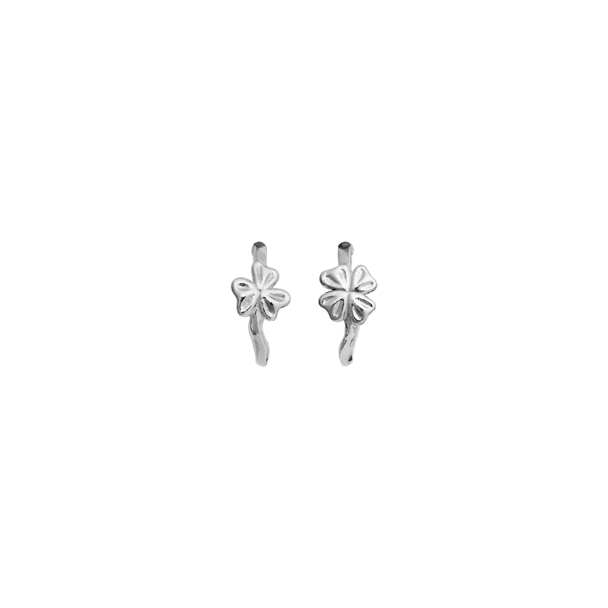 Maanesten Nadine Earrings Silver shows a set of silver earrings with floral motif, Model 10105c-1.