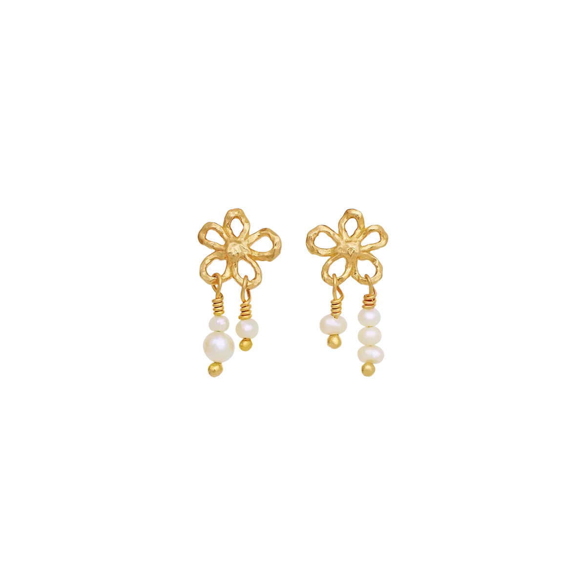 maanesten-nicola-gold-plated-flower earrings with fine flower details and hanging pearls in gold, Model 10106a-1