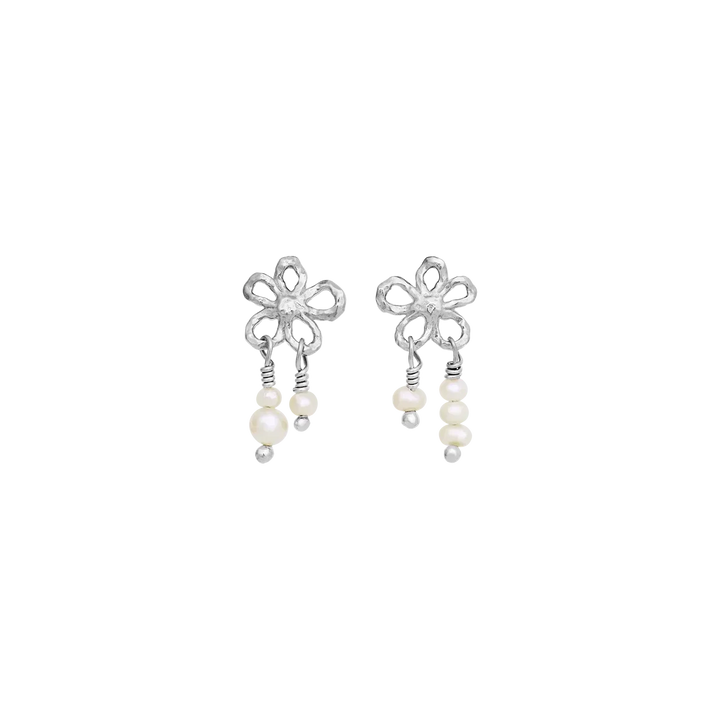 Maanesten Nicola Solv Flower Earrings shows two silver earrings with flowers and hanging pearls. Model 10106c-1.