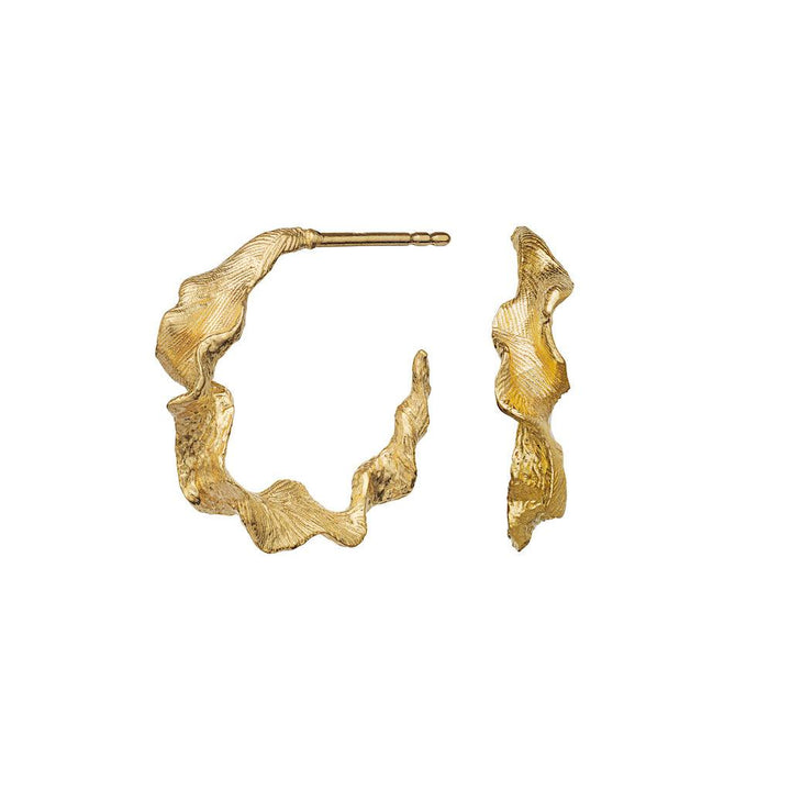maanesten nino earrings 18 kt gold-plated, round earrings with a wavy surface in a golden look. Model 9716a-9716a-1