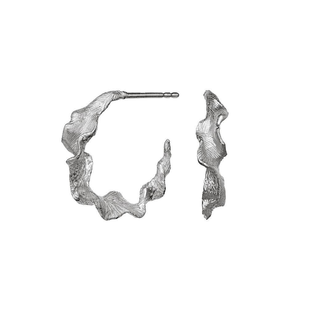 maanesten nino earrings in silver with an organic, wavy design seen from the front and from the side. Model 9716c-9716c-1
