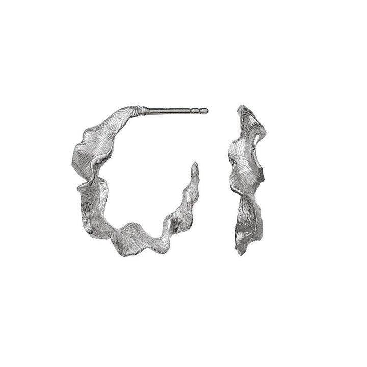 maanesten nino earrings in silver with an organic, wavy design seen from the front and from the side. Model 9716c-9716c-1