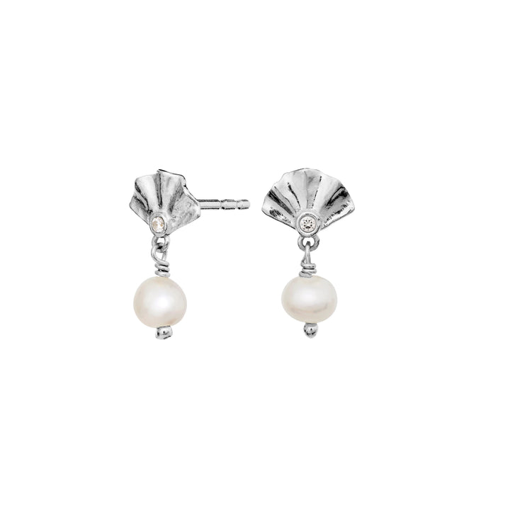 Maanesten Odette silver earrings with shell-like detail and white pearl, Model 10038c-2.