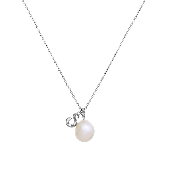 maanesten-pearl-water-spirit-pendant-vedhaeng-solv with white pearl and silver pendant on a thin silver chain. Model 2828c-2