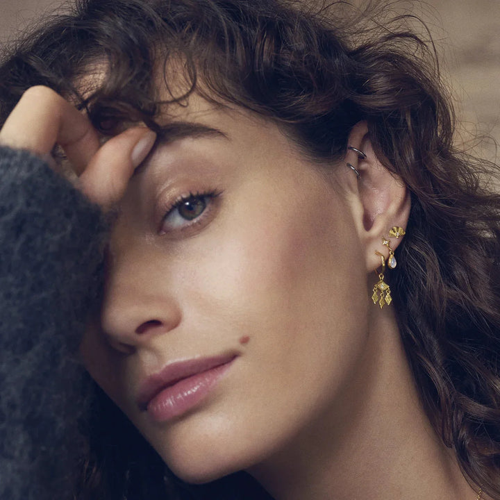maanesten poco gold-plated earrings shown on model, detailed gold look and elegant design. Model 10043a