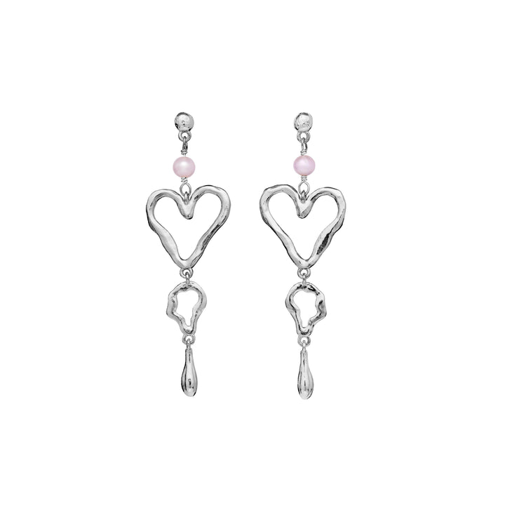 maanesten-sabrina-solve-earrings-with-heart-motif, silver earrings with heart shape, pink pearl and organic pendant. Model 9991c-1