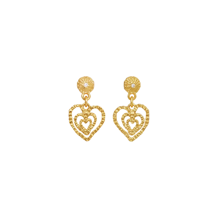 Maanesten Sada gold-plated heart earrings, romantic design with filigree structure in gold. Model 10110a-1