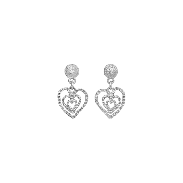 Maanesten Sada Silver Heart Earrings, detailed heart-shaped earrings in silver. Model 10110c-1