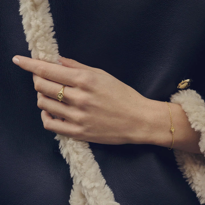Maanesten Solo gold-plated bracelet is worn discreetly on the wrist, elegant and fine detail. Model 8690a-2