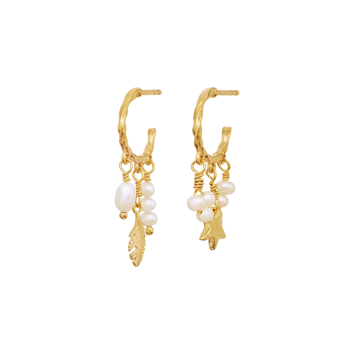 Maanesten Susu earrings gold-plated with white pearl pendants and leaf details, Model 10112a