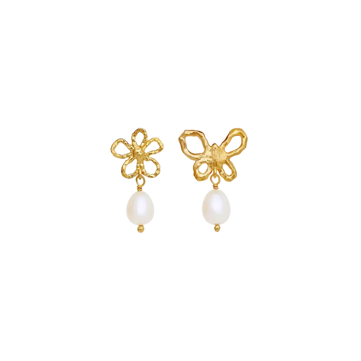 Maanesten Tonia gold-plated earrings with pearls shows two asymmetric earrings in gold with white pearls. Model 10114a