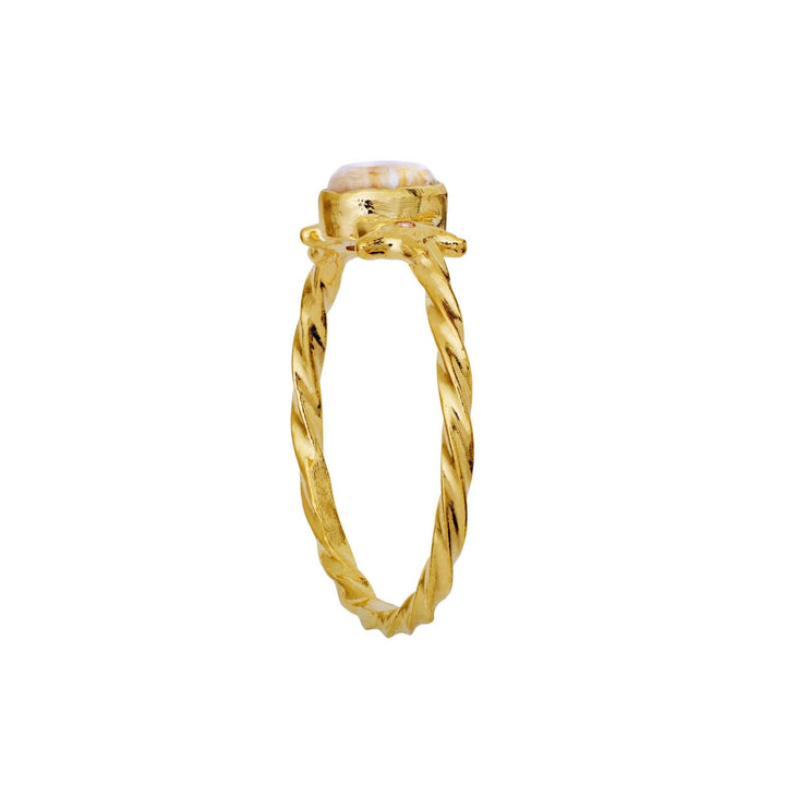 Moonstone Ula Ring gold-plated with twisted band and large stone seen from the side. Model 4821a-001.