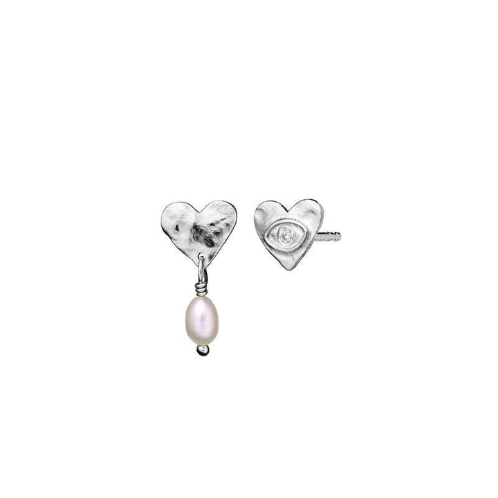 Maanesten Vesta Earrings in silver with heart shape and pearl detail. Model 9838c-9838c-2