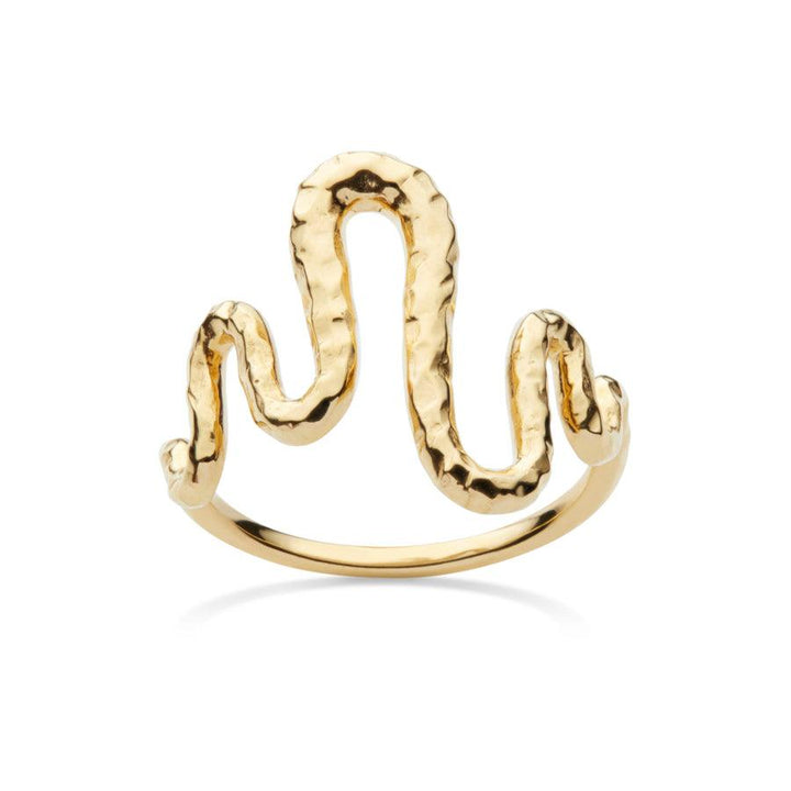 maanesten viva ring 18 kt gold-plated, wave-shaped finger ring in a hammered finish on a light background. Model 4315a-4315a-001