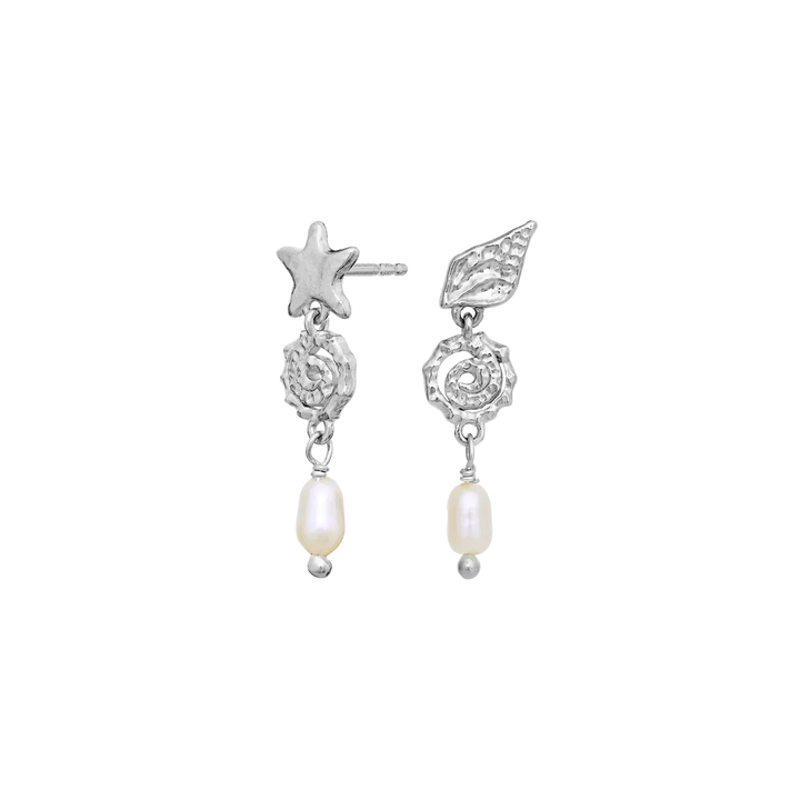 Maanesten Zumi silver earrings with asymmetrical design and white pearls, Model 10118c.