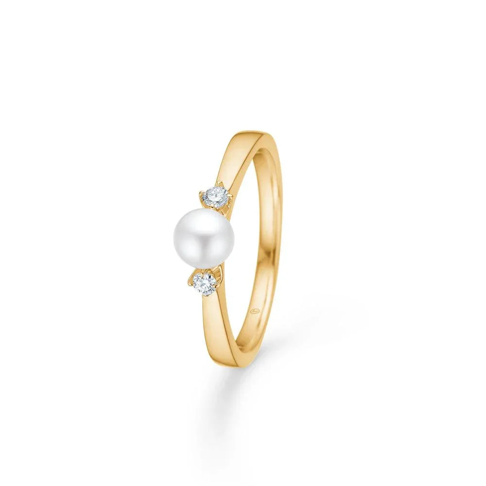 Mads Z 14kt Crown Trinity Pearl Ring 0.08ct W/SI with white pearl and two diamonds on gold ring. Model 1543708-001
