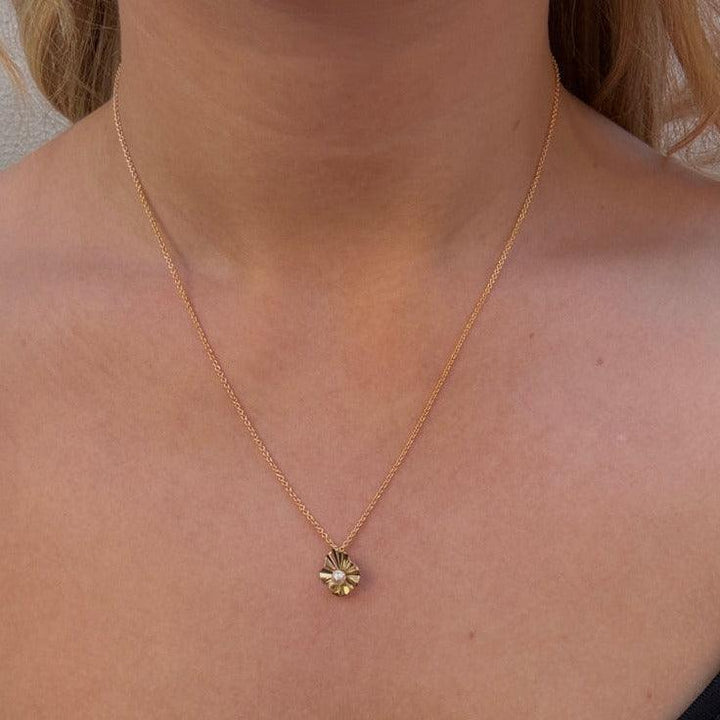 Mads Z 8kt Amelie pendant with pearl on gold necklace worn around the neck, Model3333119-2