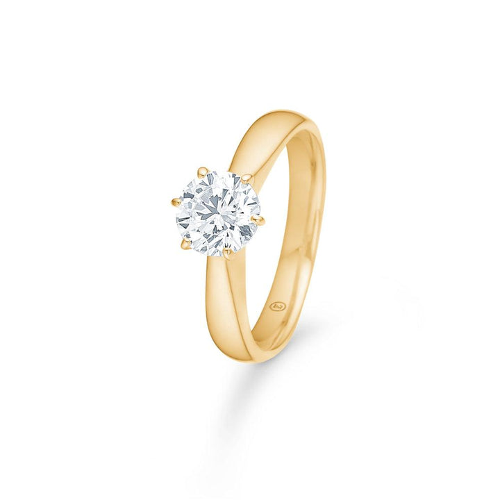 Mads Z 8kt Cassiopeia ring zirconia with shiny gold look and large clear stone, Model 3347006-001