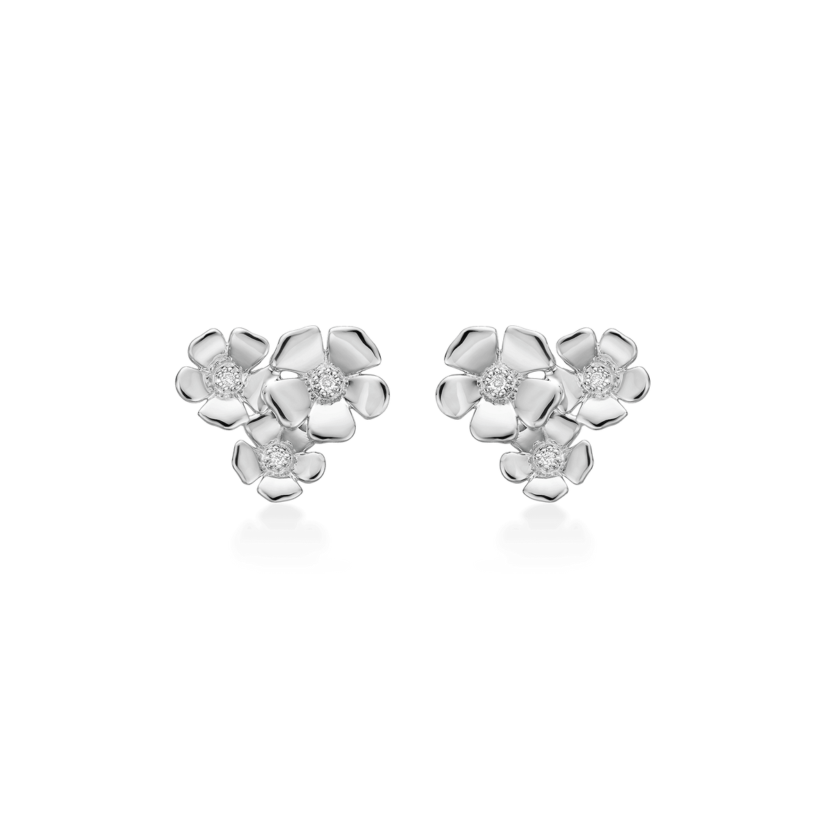 Mads Z Fleur silver stud earrings with 3 flowers show elegant silver flowers on a simple background. Model 2116109.