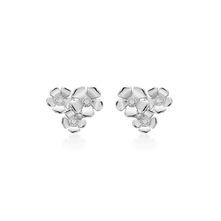 Mads Z Fleur silver stud earrings with 3 flowers show elegant silver flowers on a simple background. Model 2116109.