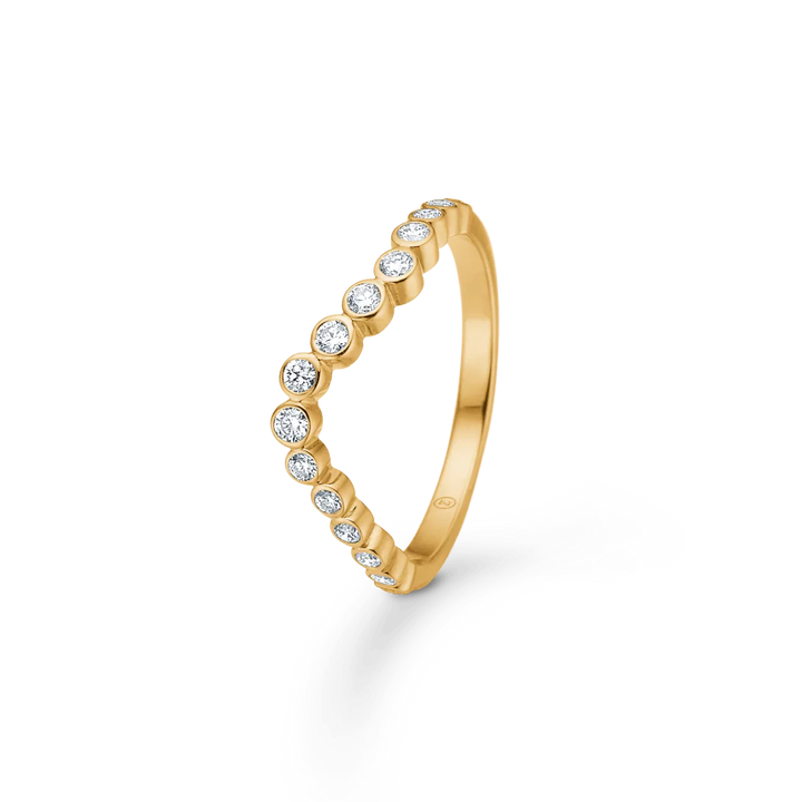 mads-z-freya-14kt-gold-ring-wave-0-28ct-w-si seen as slim wavy gold ring with round diamonds, Model 1541177-001
